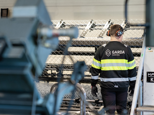 Ansatt produserer flettverk